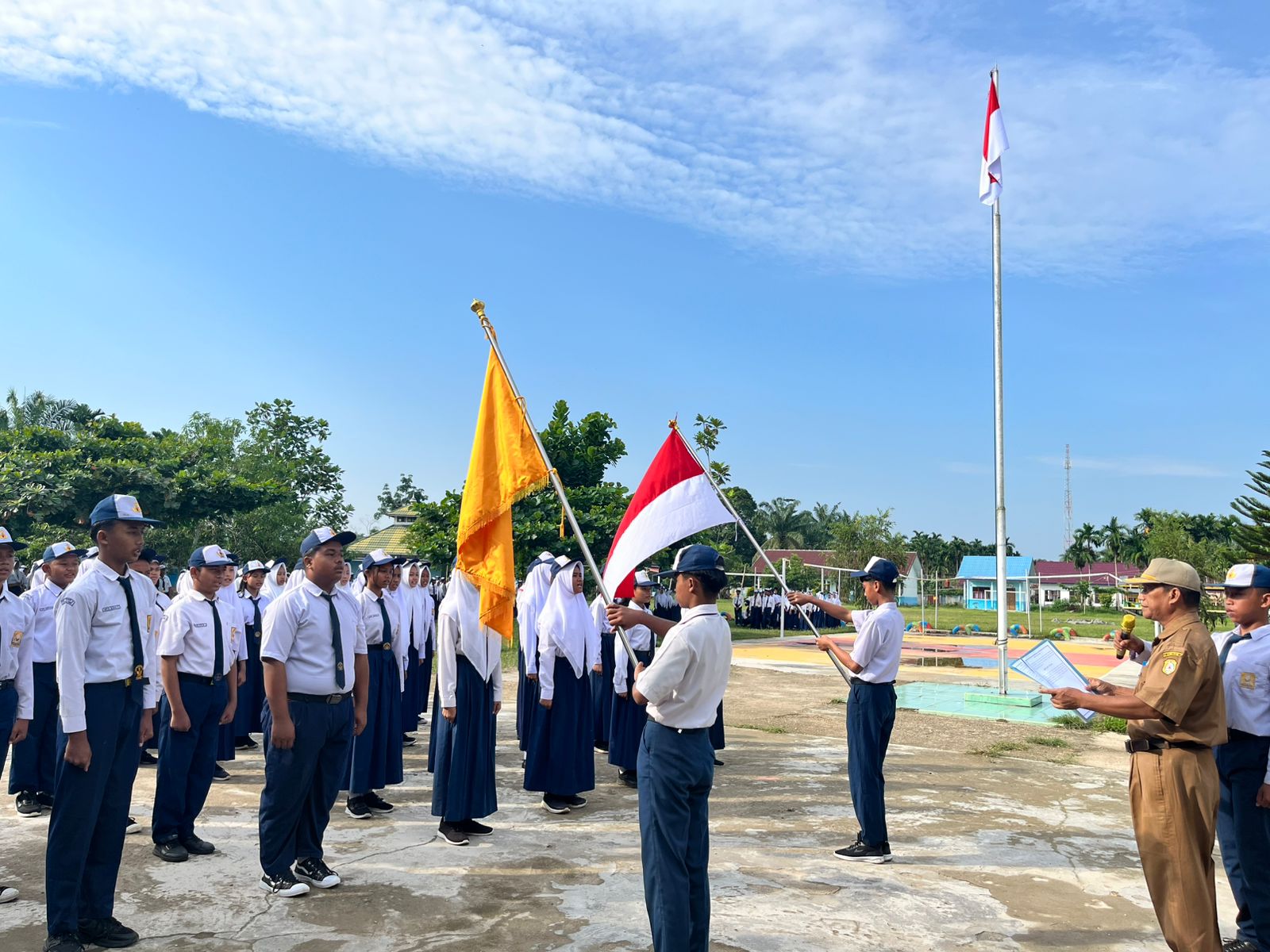 Kepala Sekolah Melantik OSIS SMPN 12 Tanjab Timur Priode 2025-2026